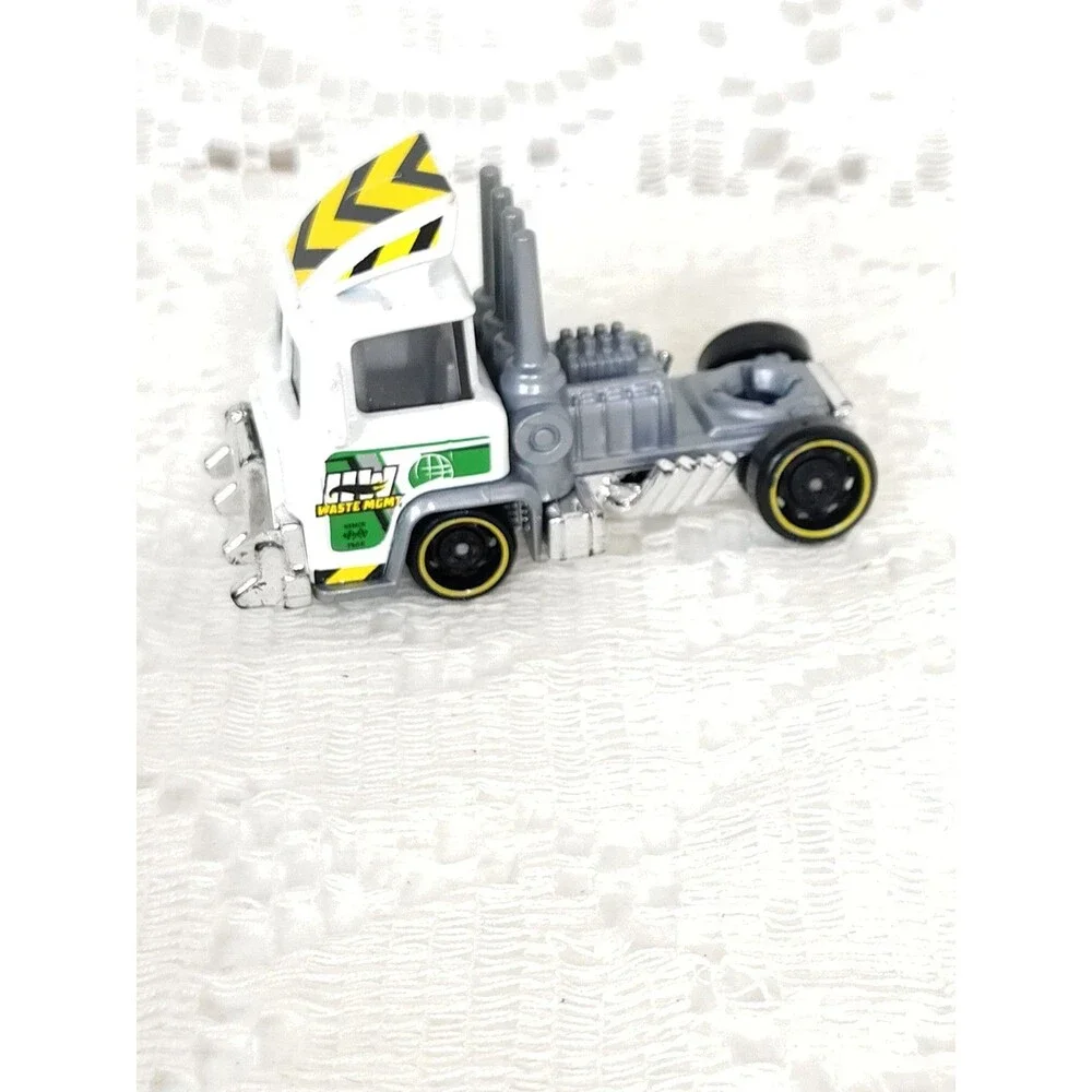 2021 Trash Basher Mattel Hot Wheels Diecast Toy Car HDT04